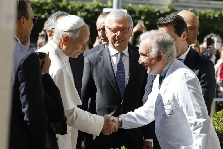 En la foto, El Papa León XIV a su llegada al Hospital Universitario Agostino Gemelli en Roma, este 13 de octubre