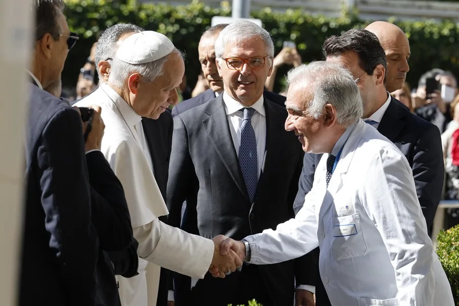 El papa León XIV ya está en el hospital para ser operado esta tarde de un nódulo en un pulmón 4 En la foto, El Papa León XIV a su llegada al Hospital Universitario Agostino Gemelli en Roma, este 13 de octubre