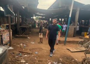 En la foto, un cubano deportado a Bangui, en la República Centroafricana