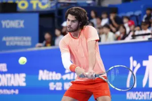 En la foto, El tenista Carlos Alcaraz, durante el partido de hoy contra Jaume Munar , en el torneo de tenis de Tokio