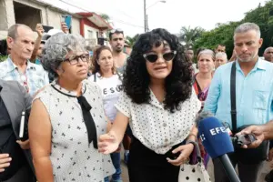 En la foto, Ana Bensi ante los medios antes de entrar al tribunal