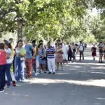 En la foto, Personas hacen fila para entrar a las nuevas oficinas del consulado de España este lunes, en La Habana (Cuba)