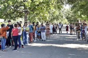 En la foto, Personas hacen fila para entrar a las nuevas oficinas del consulado de España este lunes, en La Habana (Cuba)