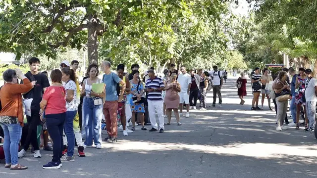 En la foto, Personas hacen fila para entrar a las nuevas oficinas del consulado de España este lunes, en La Habana (Cuba)