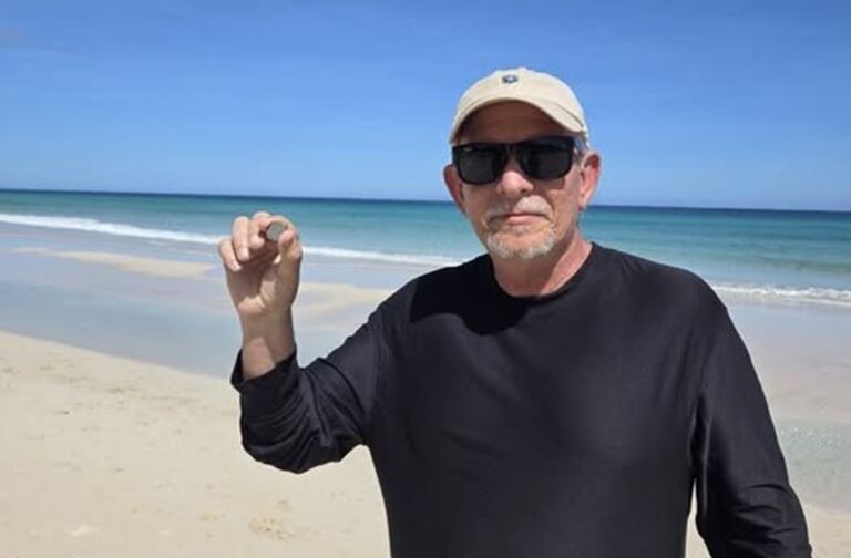 Cinco centavos de felicidad 1 En la foto, el autor muestra la moneda que se encontró