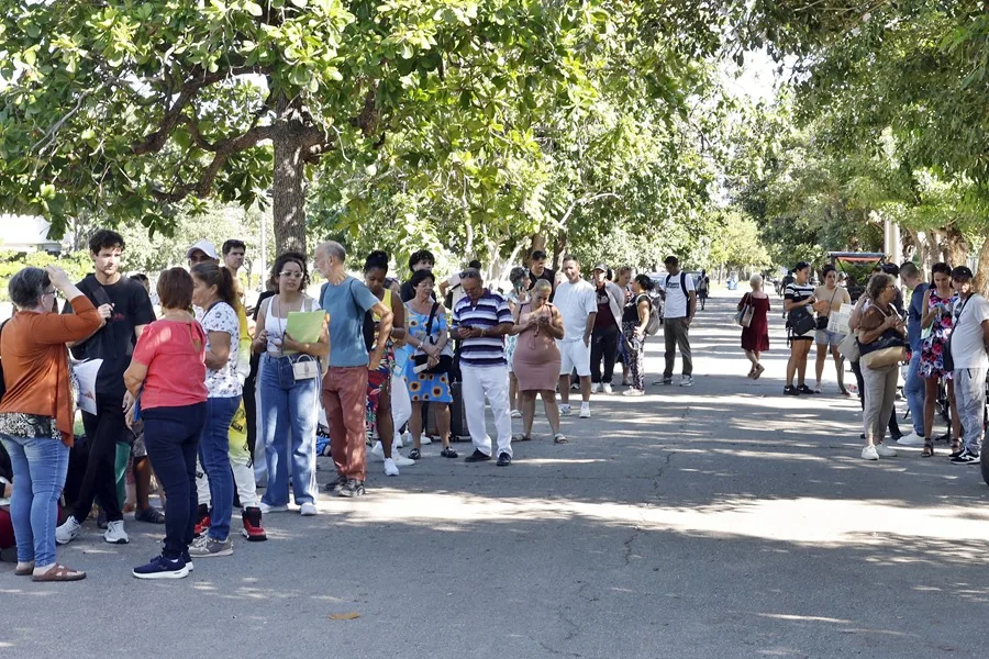 En la foto, Personas hacen fila para entrar a las nuevas oficinas del consulado de España este lunes, en La Habana (Cuba)