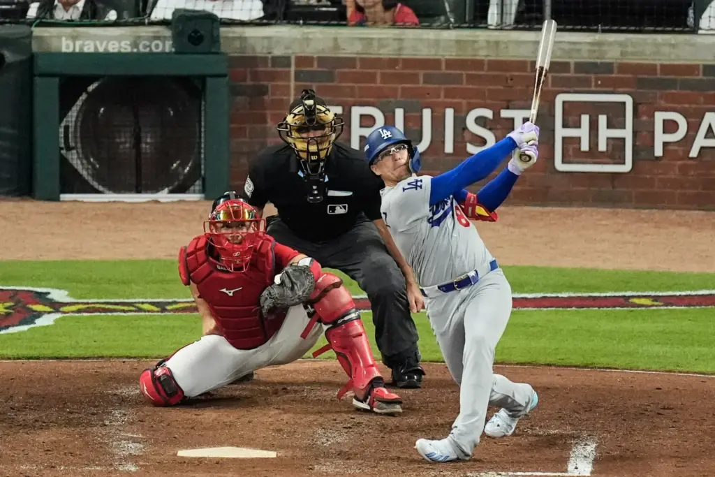 En la foto, Kiké Hernández batea jonrón decisivo para los Dogers
