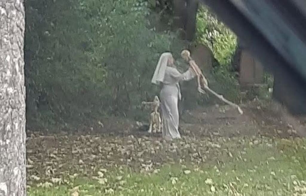 El vals de la monja y el esqueleto 2 En la foto, la monja bailando con el esqueleto