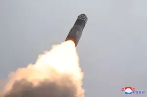 En la foto, un lanzamiento de prueba de un misil balístico en Corea del Norte
