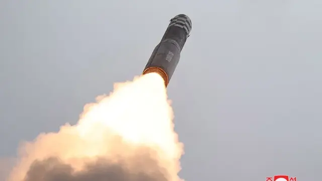 En la foto, un lanzamiento de prueba de un misil balístico en Corea del Norte