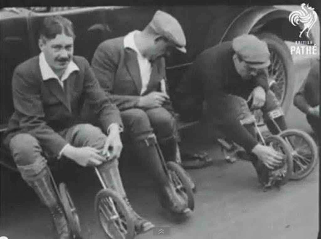 En la foto, Hombres alistándose para una competencia de paticycle