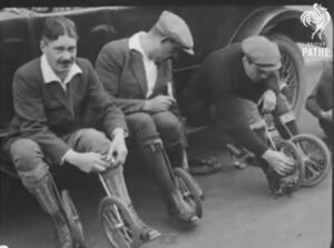En la foto, Hombres alistándose para una competencia de paticycle