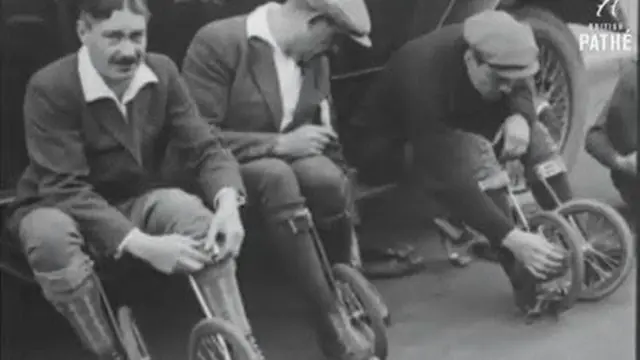En la foto, Hombres alistándose para una competencia de paticycle
