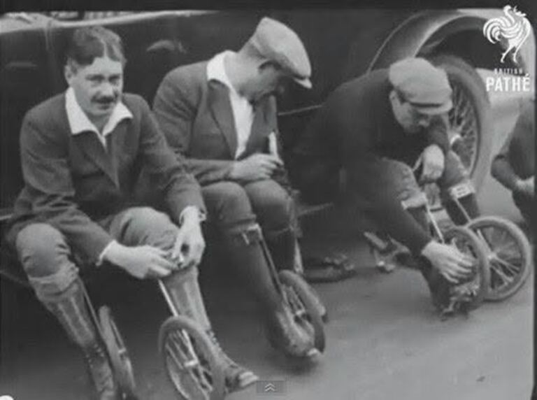 En la foto, Hombres alistándose para una competencia de paticycle