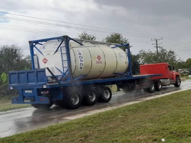 En la foto, isotanques de combustible, como los que Cuba importa