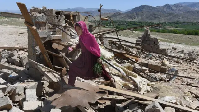 En la foto, daños causados en una localidad de Afganistán, tras el lanzamiento de una bomba GBU-43 por parte de EE.UU