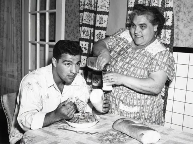 En la foto, Rocky Marciano y su madre
