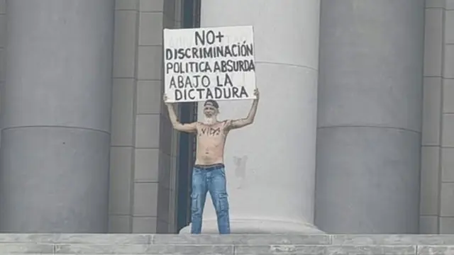 En la foto, un hombre reclama derechos en Cuba