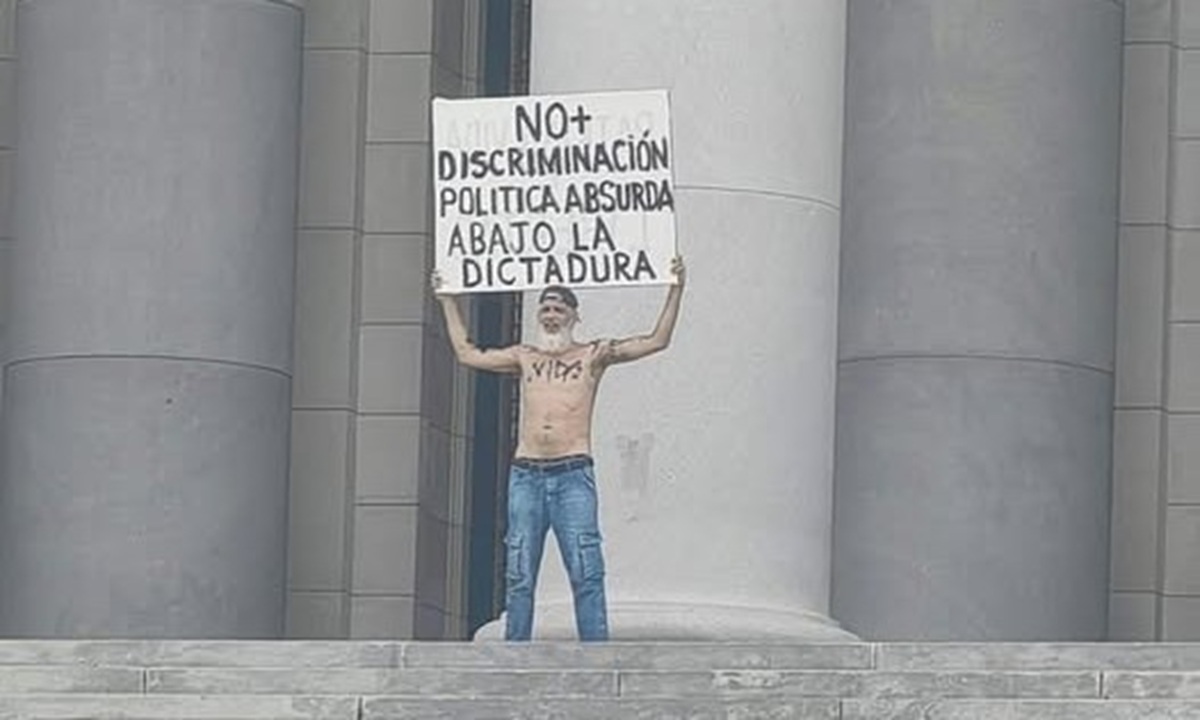 En la foto, un hombre reclama derechos en Cuba