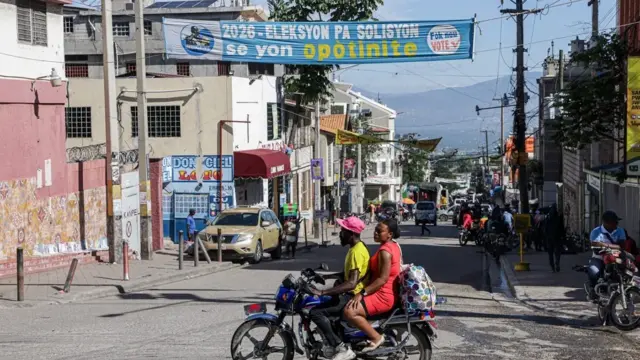En la foto, Personas se movilizan en una moto, en Puerto Príncipe (Haití)