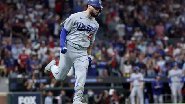 En la foto, Andy Pagés conectó el batazo decisivo del juego