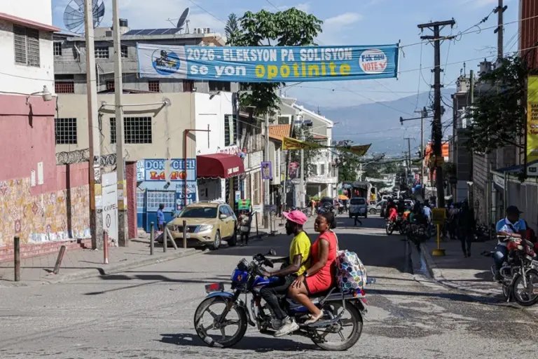En la foto, Personas se movilizan en una moto, en Puerto Príncipe (Haití)