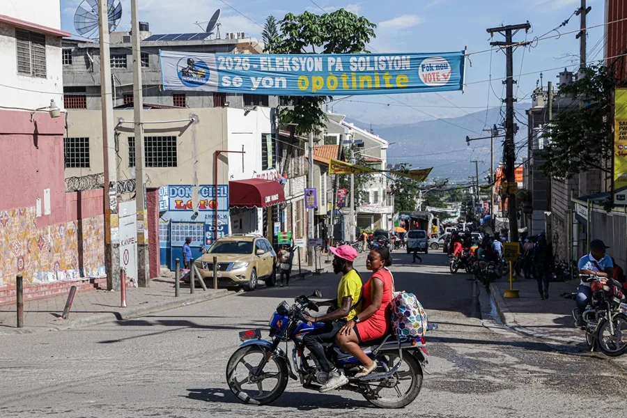 En la foto, Personas se movilizan en una moto, en Puerto Príncipe (Haití)