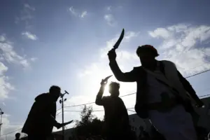 En la foto, personas realizan una danza folclórica tradicional portando dagas «yambiya» en una calle de Saná