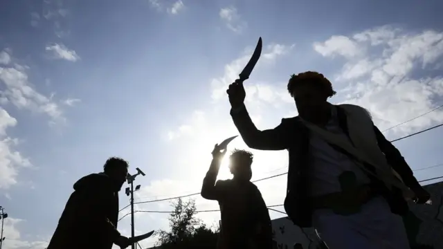 En la foto, personas realizan una danza folclórica tradicional portando dagas «yambiya» en una calle de Saná