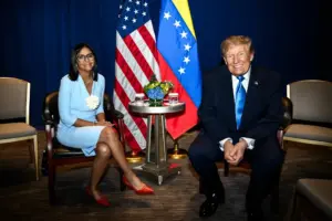 En la foto, Donald Trump y Delcy Rodríguez