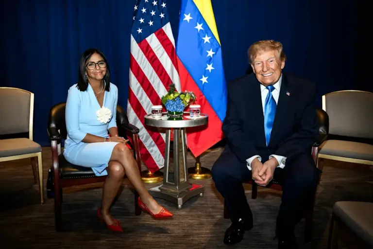 En la foto, Donald Trump y Delcy Rodríguez