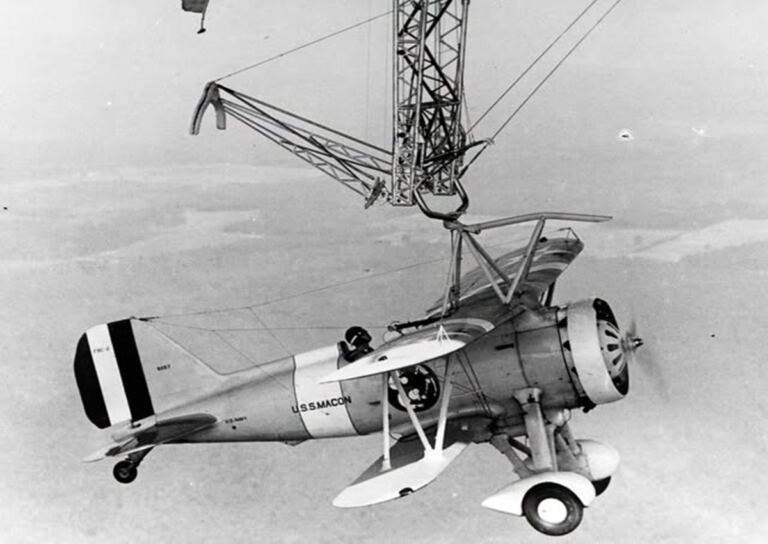 El avión que volvía colgado del cielo” 3 En la foto, un pequeño Sparrowhawk se engancha al trapecio del Macon