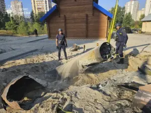 En la foto, Zapadores ucranianos trabajan para recuperar un misil ruso sin explotar, tras un ataque en Kiev el 7 de octubre