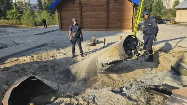 En la foto, Zapadores ucranianos trabajan para recuperar un misil ruso sin explotar, tras un ataque en Kiev el 7 de octubre