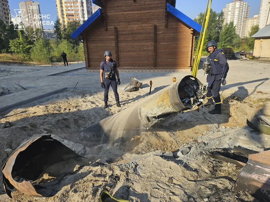 En la foto, Zapadores ucranianos trabajan para recuperar un misil ruso sin explotar, tras un ataque en Kiev el 7 de octubre