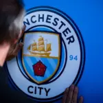 En la foto, el escudo del Manchester City
