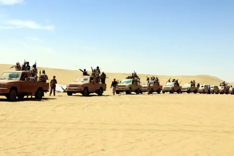 Mueren al menos 30 soldados progubernamentales en un ataque hutí con misiles en Yemen 7 En la foto, Fuerzas gubernamantales en la provincia yemení de Sahbwa