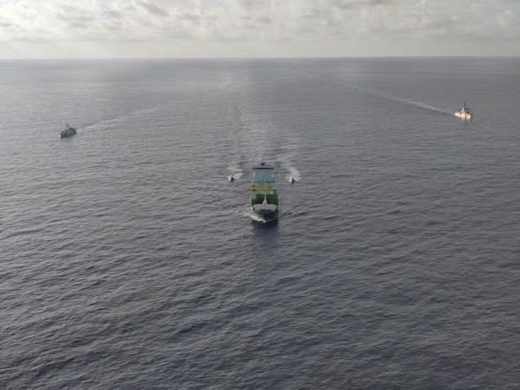 En la foto, barcos de guerra y lanchas persiguen a un petrolero