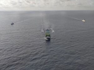 En la foto, barcos de guerra y lanchas persiguen a un petrolero