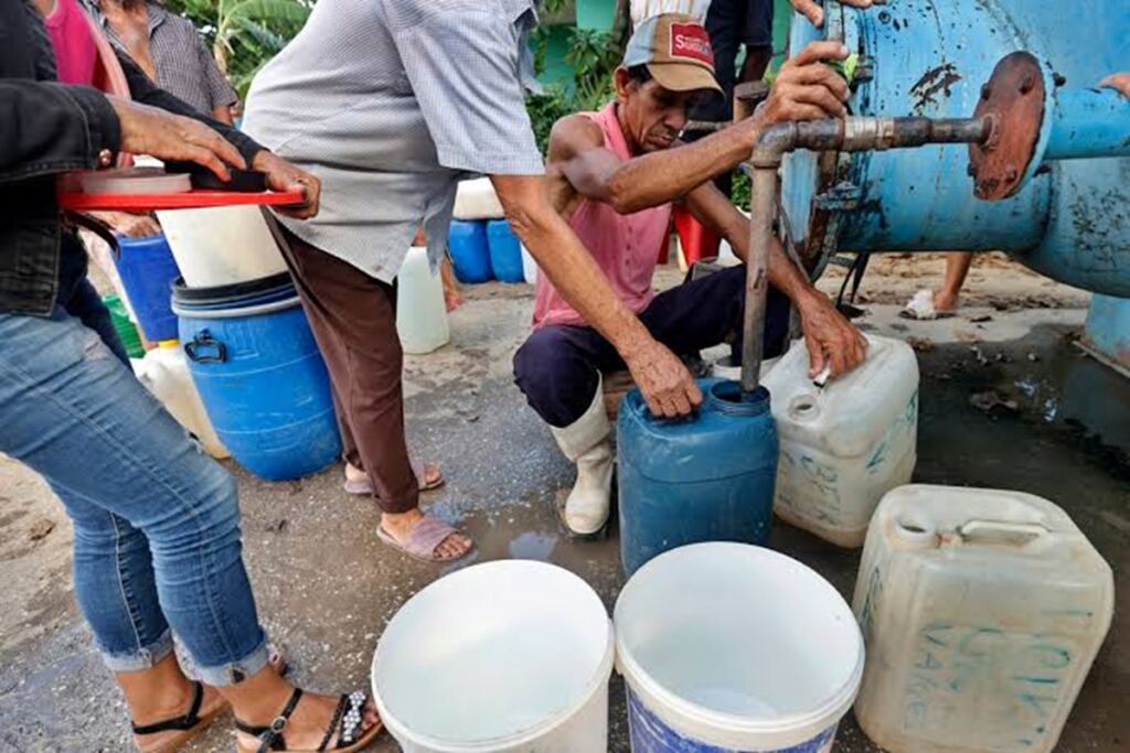 En la foto, cola para el agua en Cuba