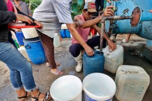 En la foto, cola para el agua en Cuba