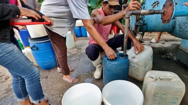 En la foto, cola para el agua en Cuba