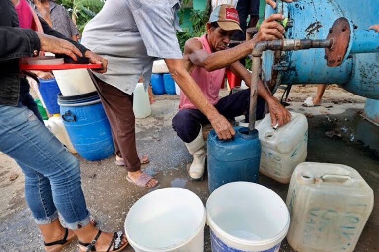 En la foto, cola para el agua en Cuba