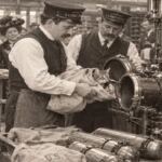 En la foto, trabajadores del correo de Nueva York preparando envíos