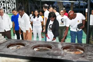 En la foto, la secretaria del Partido Comunista en Santiago de Cuba y otros chicharrones del castrismo tocan la 'moderna' cocina de leña para dejar claro que es de verdad, que es un logro de la revolución
