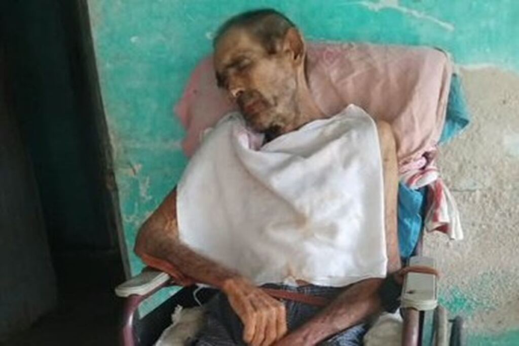 En la foto, un vecino de La Ruda, en Mayabeque, abandonado, por falta de ambulancias y medicamentos