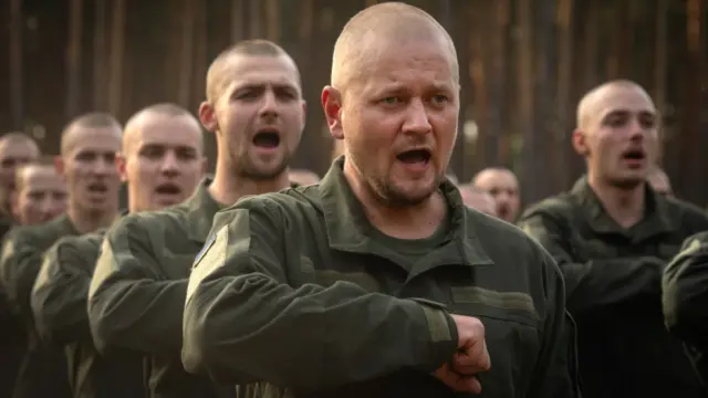 En la foto, Soldados recién reclutados lanzan sus gorras para celebrar el final de su entrenamiento en una base militar cerca de Kiev