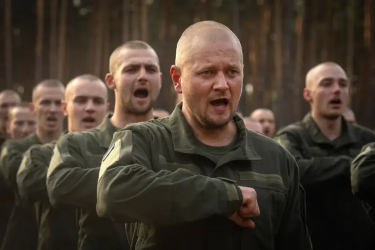 En la foto, Soldados recién reclutados lanzan sus gorras para celebrar el final de su entrenamiento en una base militar cerca de Kiev