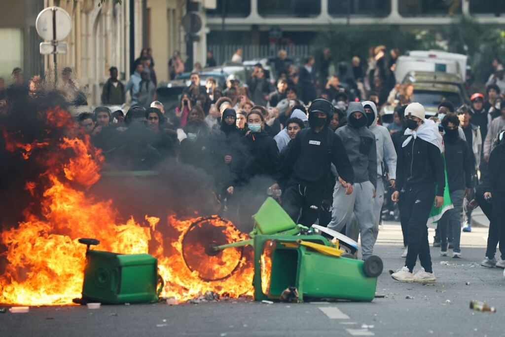 En la foto, protestas y destrucción en Francia