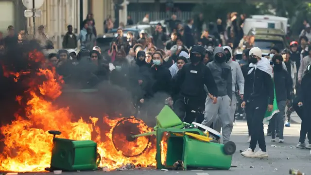 La guerra del otro lado de la frontera 1 En la foto, protestas y destrucción en Francia